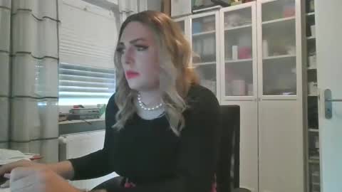 Snapshot of alicesissx13 chatting on 10/29/25, 11:23 Alice online show from 10/29/25, 11:23