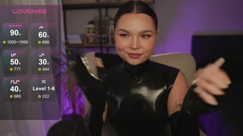 Snapshot of alicesweetlove chatting on 12/14/24, 03:29 Alice online show from 12/14/24, 03:29