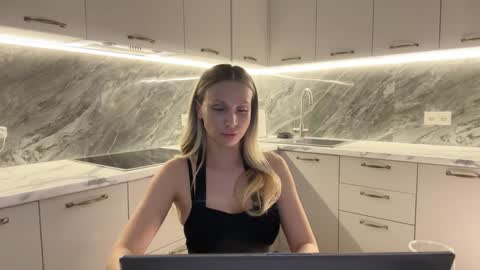 Snapshot of alicewonders_ chatting on 12/06/24, 10:19 Alice online show from 12/06/24, 10:19