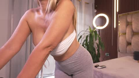 Alicia Lang online show from 12/19/25, 03:52