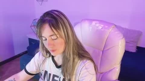Snapshot of alicia_thompsonn chatting on 07/15/26, 01:05 Alice online show from 07/15/26, 01:05