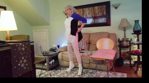 Snapshot of aliciadehart181 chatting on 04/12/26, 08:25 Alicia deHart Help me reach 1000 Followers. Its FREE online show from 04/12/26, 08:25