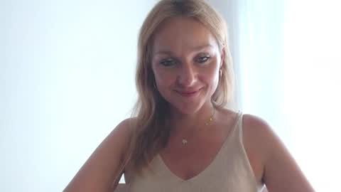 Snapshot of alicialux chatting on 06/22/26, 01:08 Alicia online show from 06/22/26, 01:08