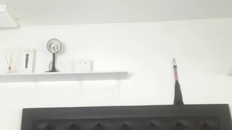 alika_jonhson_ online show from 10/15/25, 04:56