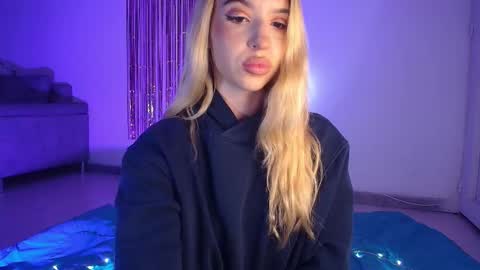 Snapshot of alina_lee_t chatting on 10/07/25, 02:42 Alina  online show from 10/07/25, 02:42