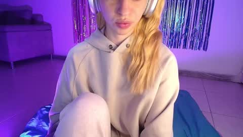 Snapshot of alina_lee_t chatting on 10/16/25, 02:45 Alina  online show from 10/16/25, 02:45