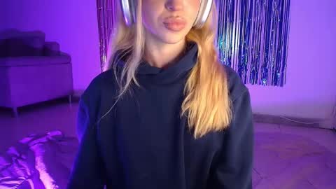 Snapshot of alina_lee_t chatting on 10/22/25, 02:23 Alina  online show from 10/22/25, 02:23