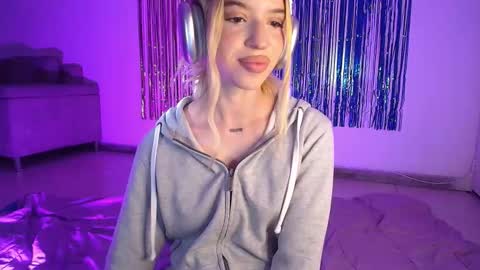 Snapshot of alina_lee_t chatting on 10/26/25, 10:47 Alina  online show from 10/26/25, 10:47