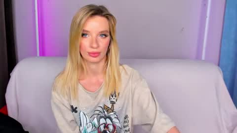 Snapshot of alina_lovelyx chatting on 06/11/26, 02:53 Alina online show from 06/11/26, 02:53