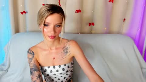 Snapshot of alina_lovelyx chatting on 06/28/26, 01:22 Alina online show from 06/28/26, 01:22