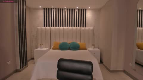 alinakravitz_ online show from 09/13/25, 11:43