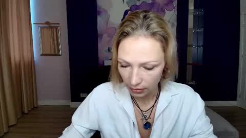 Snapshot of alinamoor chatting on 10/22/25, 05:52 AlinaMoor online show from 10/22/25, 05:52