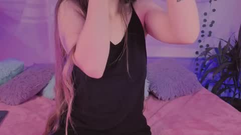 Snapshot of alissa_cute1 chatting on 09/18/25, 09:28 Mia online show from 09/18/25, 09:28