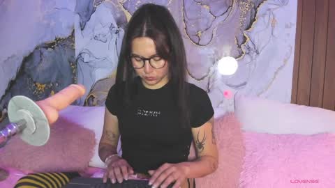 Mia online show from 03/30/26, 08:21