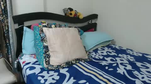 Snapshot of alisse27 chatting on 02/13/25, 12:13 allise online show from 02/13/25, 12:13