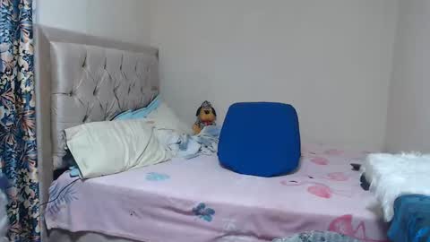 Snapshot of alisse27 chatting on 11/19/25, 12:32 allise online show from 11/19/25, 12:32