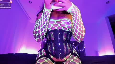 Snapshot of alisson_rocker chatting on 01/27/25, 02:42    online show from 01/27/25, 02:42
