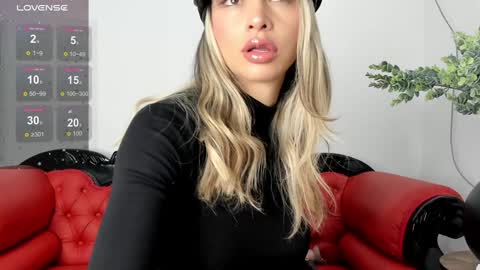 Alisson Domit  online show from 12/31/24, 01:52