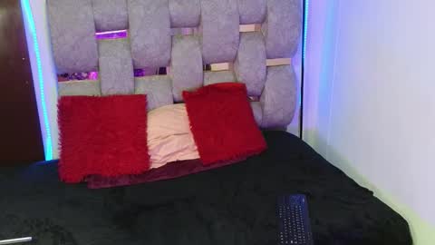 alix_kitty_ online show from 12/13/25, 08:25