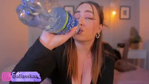 Laura online show from 05/15/26, 04:52