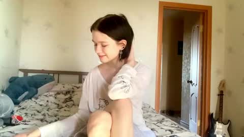 Snapshot of allisonbreese chatting on 05/19/26, 02:01 Viola online show from 05/19/26, 02:01