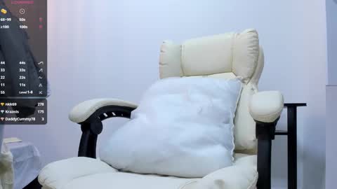 Snapshot of allisonroberts_ chatting on 02/15/25, 02:37 Alli online show from 02/15/25, 02:37