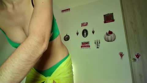 Snapshot of allisson_rose chatting on 10/17/25, 06:27 Alli online show from 10/17/25, 06:27