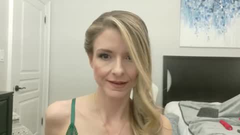 Snapshot of alluring_aurora_amor chatting on 03/04/25, 02:49 Aurora online show from 03/04/25, 02:49