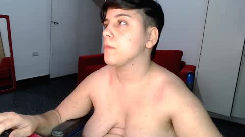 Snapshot of almondonwheels chatting on 12/23/24, 01:18 Almond online show from 12/23/24, 01:18