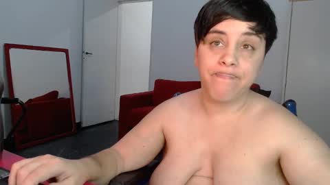 Snapshot of almondonwheels chatting on 01/15/25, 11:40 Almond online show from 01/15/25, 11:40