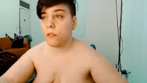 Snapshot of almondonwheels chatting on 09/14/25, 10:09 Almond online show from 09/14/25, 10:09