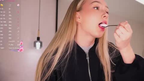 Lia online show from 04/21/26, 01:07