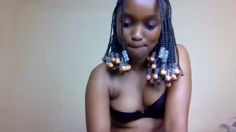 Snapshot of alora_bby chatting on 11/15/25, 08:33 Elly online show from 11/15/25, 08:33