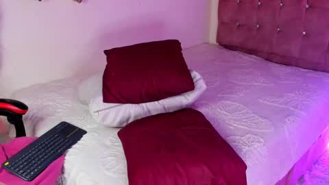 Elyn online show from 04/08/26, 03:23