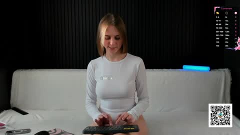 Snapshot of alyona_24 chatting on 01/20/25, 01:32 Alena online show from 01/20/25, 01:32