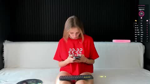 Snapshot of alyona_24 chatting on 09/22/25, 12:40 Alena online show from 09/22/25, 12:40