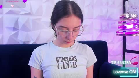 Snapshot of alys_molly chatting on 12/30/24, 11:15 sopie online show from 12/30/24, 11:15