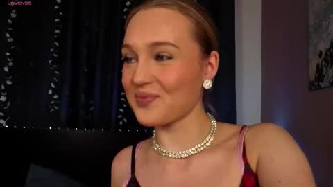 Snapshot of alyshaperkowski chatting on 10/10/25, 06:07 Vanessa online show from 10/10/25, 06:07