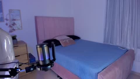 Snapshot of amaia_daniells chatting on 02/20/25, 03:56 B I A N C A online show from 02/20/25, 03:56