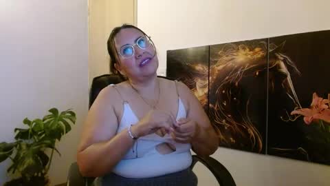 Snapshot of amalia_brunette chatting on 05/04/26, 10:17 AMALIA online show from 05/04/26, 10:17
