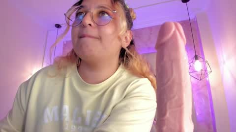 Snapshot of amalia_rosse_ chatting on 02/16/25, 06:21 Amalia Im Back See you soon this January 7 at 10 pm Colombia time online show from 02/16/25, 06:21