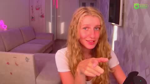 Snapshot of amaliaqueen999 chatting on 09/20/25, 02:18 Amalia online show from 09/20/25, 02:18