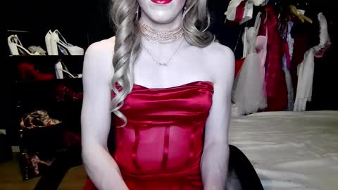 Snapshot of amaliecd chatting on 12/04/25, 10:07 Amalie online show from 12/04/25, 10:07