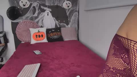 Snapshot of amandabrooks_18 chatting on 10/19/25, 12:55 Amanda online show from 10/19/25, 12:55