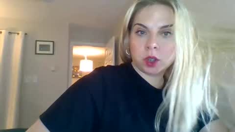 Snapshot of amandainbloom chatting on 10/18/25, 06:41 Amanda online show from 10/18/25, 06:41