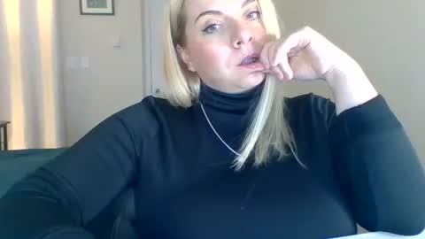 Snapshot of amandainbloom chatting on 10/19/25, 07:25 Amanda online show from 10/19/25, 07:25