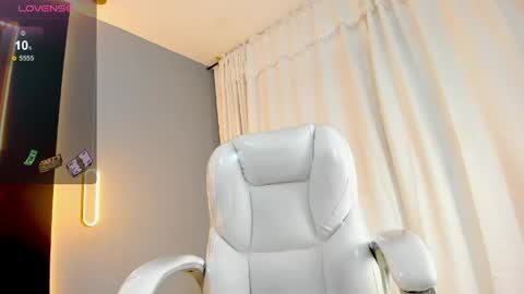 Snapshot of amara_lune chatting on 04/24/26, 01:24 online show from 04/24/26, 01:24