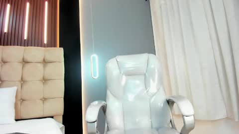 Snapshot of amara_lune chatting on 05/22/26, 02:44 online show from 05/22/26, 02:44