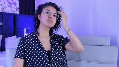 Snapshot of amarettho chatting on 01/21/25, 01:32 Emily online show from 01/21/25, 01:32