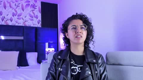 Snapshot of amarettho chatting on 02/04/25, 01:48 Emily online show from 02/04/25, 01:48